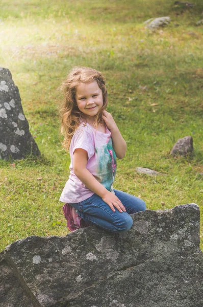 Menina Uma Criança Parque Subiu Nas Pedras — Fotografia de Stock