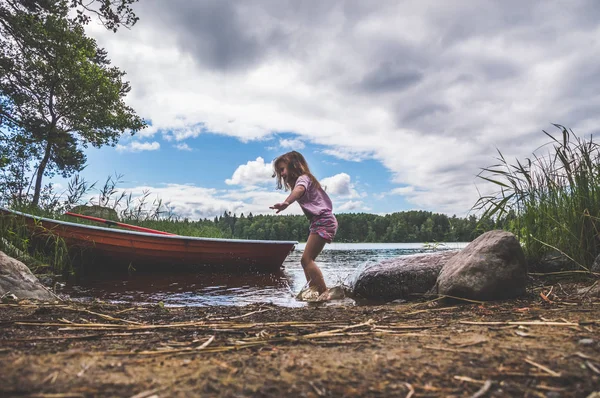 Κορίτσι Ένα Παιδί Περπατάει Στο Νερό Λίμνη Ποταμό Κοντά Στο — Φωτογραφία Αρχείου
