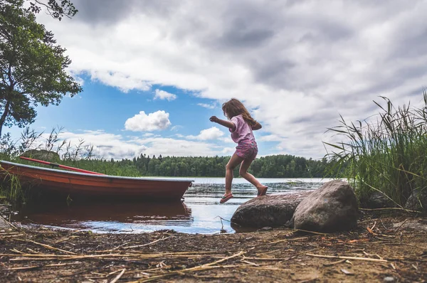 Ragazza Bambino Cammina Sull Acqua Lago Fiume Vicino Alla Barca — Foto Stock