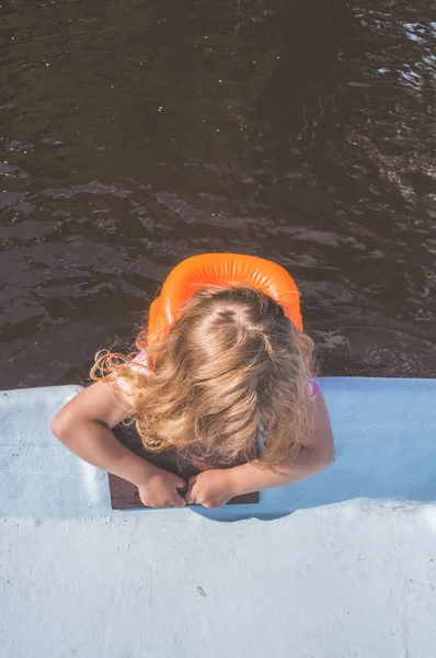 Menina Uma Criança Com Colete Salva Vidas Caiu Barco Segurando — Fotografia de Stock