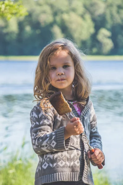 Menina Uma Criança Lago Floresta Comendo Pão Frito Campanha — Fotografia de Stock