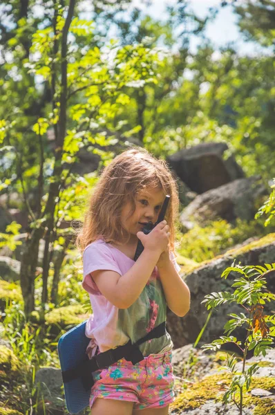 Menina Criança Olheiro Floresta Com Walkie Talkie — Fotografia de Stock