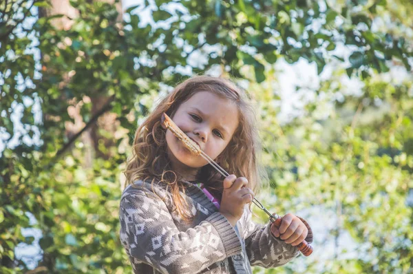 Menina Uma Criança Uma Caminhada Floresta Comendo Pão Frito Fogueira — Fotografia de Stock