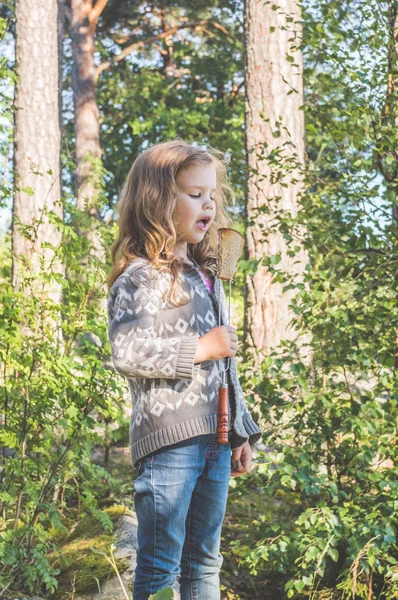 Menina Uma Criança Uma Caminhada Floresta Comendo Pão Frito Fogueira — Fotografia de Stock