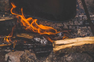 Yangın bir yürüyüşe, yakacak odun, bir akşam yemeği hazırlanması üzerinde bir tripod üzerinde bir su ısıtıcısı
