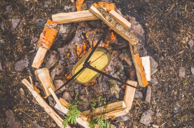 Yangın bir yürüyüşe, yakacak odun, bir akşam yemeği hazırlanması üzerinde bir tripod üzerinde bir su ısıtıcısı