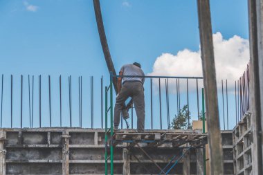 İnşaat, makine ile ev, işçi, adam çerçeve içine dökme çimento