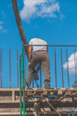 İnşaat, makine ile ev, işçi, adam çerçeve içine dökme çimento