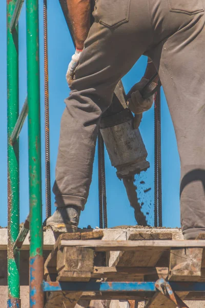 Κατασκευές Τσιμέντο Ρίχνει Μηχανή Στο Πλαίσιο Του Σπίτι Εργαζόμενος Άνθρωπος — Φωτογραφία Αρχείου