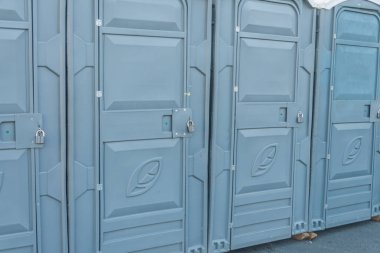 kapalı bir asma kilit genel tuvaletler şehrin sokaklarında