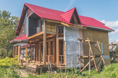 metal ve Windows için açılış yaz güneşli gün çerçeve ahşap ev bir çatı ile yapılmış