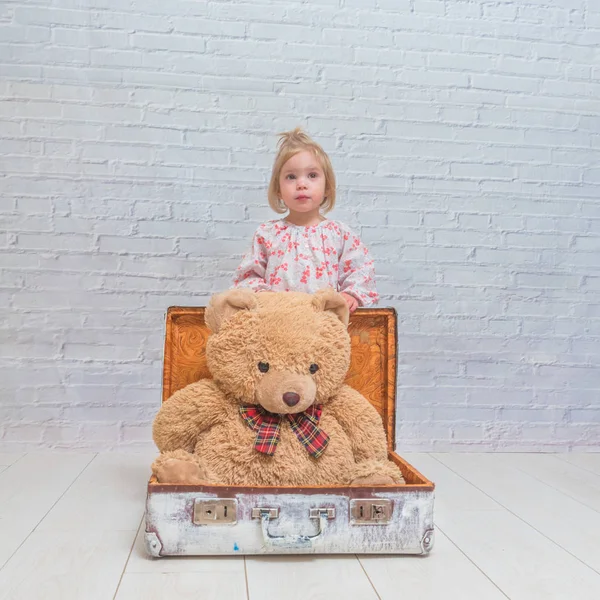 Kız Çocuk Ayı Bavula Beyaz Tuğla Ile Arka Plan Duvar — Stok fotoğraf