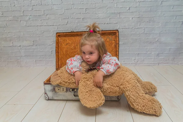 Dívka Dítě Medvědem Kufr Peřinku Zeď Pozadí — Stock fotografie