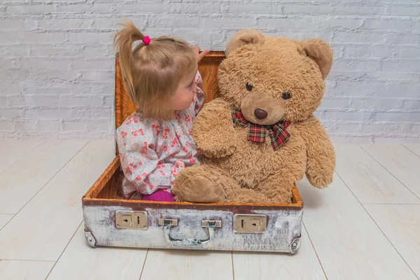 Kız, Çocuk ayı ve Bavula beyaz tuğla ile arka plan duvar