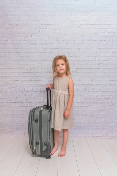 Niña Bebé Vestido Sobre Fondo Pared Ladrillo Blanco Con Maleta — Foto de Stock