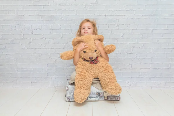 Niña Bebé Vestido Sobre Fondo Pared Ladrillo Blanco Con Maleta — Foto de Stock