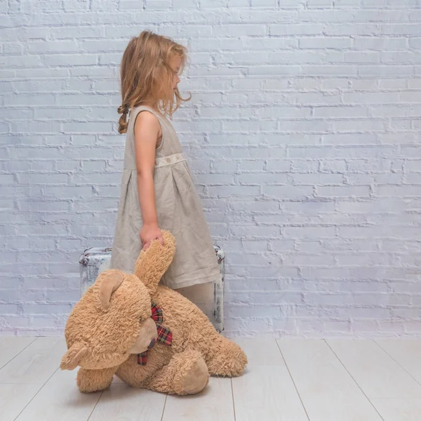 Niña Bebé Vestido Sobre Fondo Pared Ladrillo Blanco Con Maleta — Foto de Stock