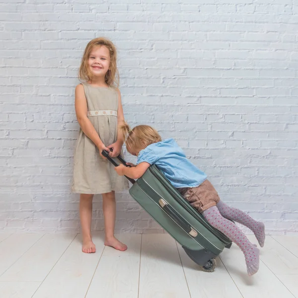 Dos Niñas Niños Con Maleta Sobre Ruedas Sobre Fondo Pared — Foto de Stock