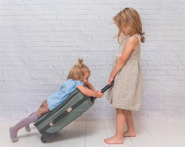 Dos Niñas Niños Con Maleta Sobre Ruedas Sobre Fondo Pared —  Fotos de Stock