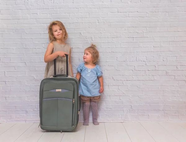 Dos Niñas Niños Con Maleta Sobre Ruedas Sobre Fondo Pared — Foto de Stock