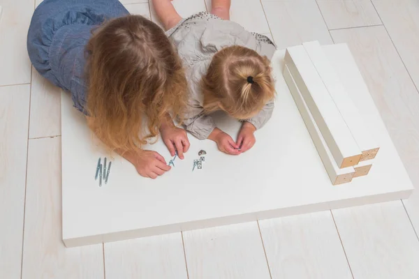 Menina Criança Recolhe Uma Nova Mesa Pano Fundo Uma Parede — Fotografia de Stock