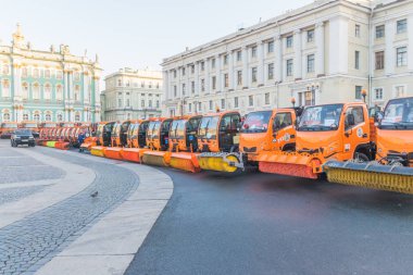Rusya, St. Petersburg, 19 Eylül 2018-boya, vernik, Palace square Hermitage adlı araçlarda geçit