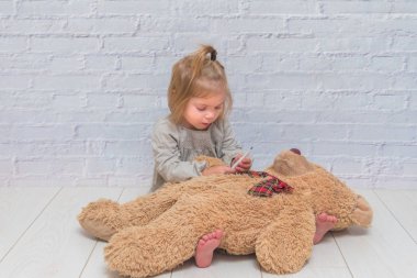 kız çocuk oyuncak ayı, vücut sıcaklığını çalış doktor ölçer