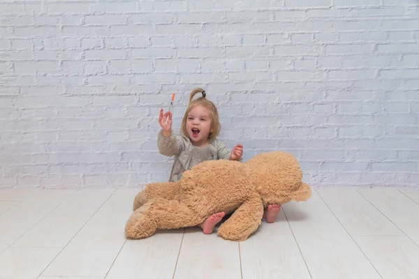Lány Gyermek Játszik Orvos Teszi Egy Lövés Inzulin Játék Medve — Stock Fotó