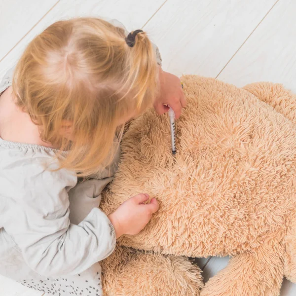 Meisje Een Kind Speelt Arts Maakt Een Schot Van Insuline — Stockfoto