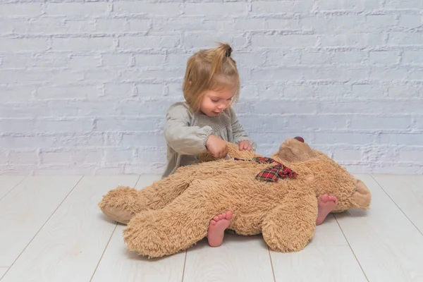 Девочка Ребенок Измеряет Температуру Тела Игрушечного Медведя Играет Доктора — стоковое фото