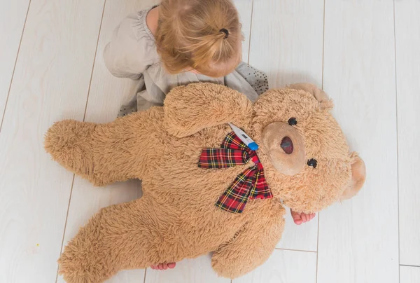 Het Meisje Kind Meet Temperatuur Van Het Lichaam Van Speelgoed — Stockfoto