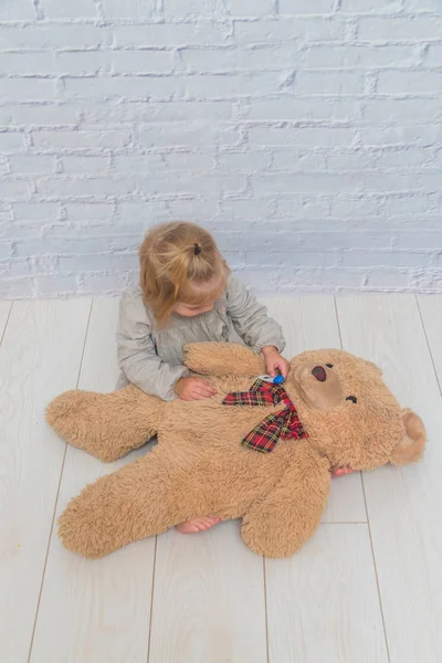 Menina Criança Mede Temperatura Corpo Urso Brinquedo Brinca Médico — Fotografia de Stock