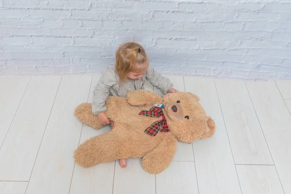 Dziewczyna Dziecko Mierzy Temperaturę Ciała Niedźwiedź Zabawka Doktor Gra — Zdjęcie stockowe