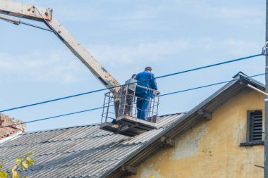 Rusya, Leningrad region, Nikolskoe, hava platformları ile 20 Eylül 2018 - çatı onarım zona, slate.