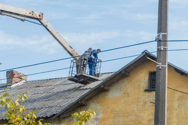 ロシア レニングラード地域 Nikolskoe 空中プラットフォームと 2018 屋根修理屋根 スレート — ストック写真