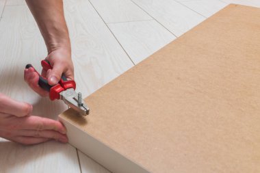 Erkek el close-up pense montajı ile oluk içinde tezgah katlanmış.