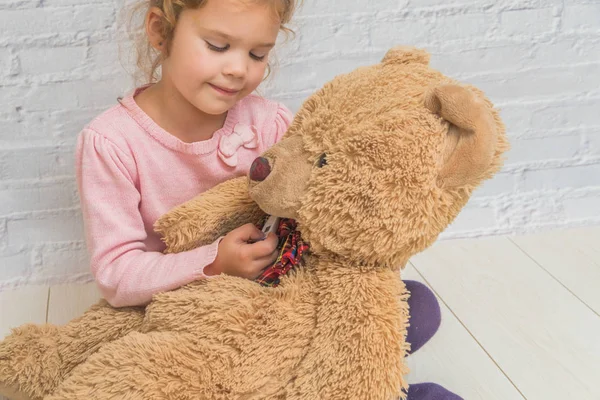 Κορίτσι Παιδί Μετρά Θερμοκρασία Του Μια Αρκούδα Παιχνίδι Ενάντια Έναν — Φωτογραφία Αρχείου