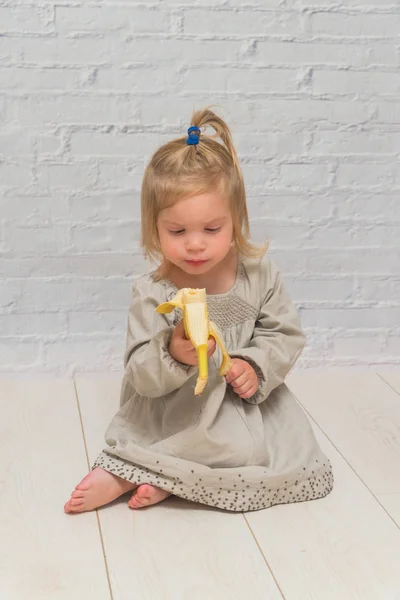 Meisje Een Kind Eten Heerlijke Gezonde Banaan Tegen Een Bakstenen — Stockfoto