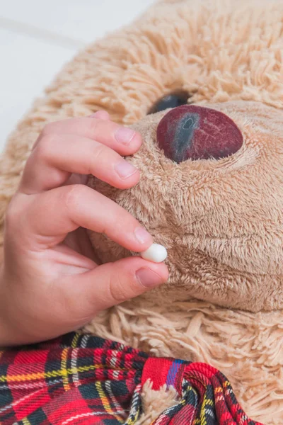 Κορίτσι Παιδί Αντιμετωπίζει Μια Αρκούδα Παιχνίδι Ένα Χάπι Μπροστά Από — Φωτογραφία Αρχείου