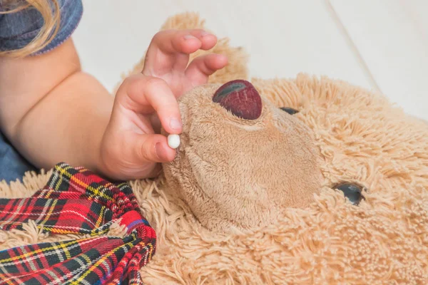 Κορίτσι Παιδί Αντιμετωπίζει Μια Αρκούδα Παιχνίδι Ένα Χάπι Μπροστά Από — Φωτογραφία Αρχείου