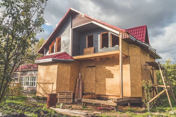 Verano el marco de la casa de madera en la base de la pila y un techo de — Foto de Stock