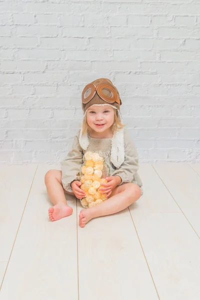 Una Niña Niño Sentado Suelo Con Una Guirnalda Frasco Casco — Foto de Stock