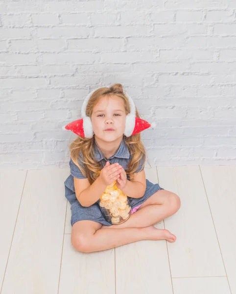 Una Chica Niño Sentado Suelo Con Una Guirnalda Auriculares Navidad — Foto de Stock