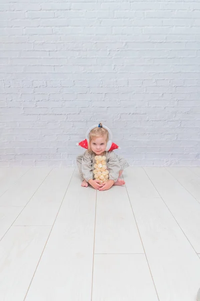 Een Meisje Kid Zittend Vloer Met Een Slinger Kerst Koptelefoon — Stockfoto