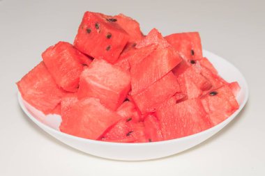 yakın çekim, bir plaka üzerinde parça dilimlenmiş karpuz vardır