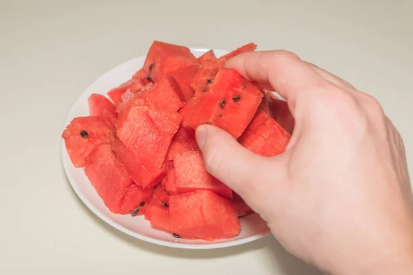 Närbild Tallrik Bitar Skivad Vattenmelon Dem Tar Hand — Stockfoto