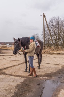 Rusya, Leningrad region, Nikolskoye 25 Şubat 2017 - kızlar istikrarlı binme.