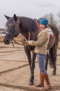 Rusya, Leningrad region, Nikolskoye 25 Şubat 2017 - kızlar istikrarlı binme.