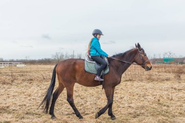 Rusya, Leningrad region, Nikolskoye 25 Şubat 2017 - kızlar istikrarlı binme.