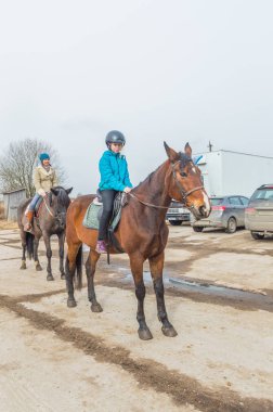 Rusya, Leningrad region, Nikolskoye 25 Şubat 2017 - kızlar istikrarlı binme.
